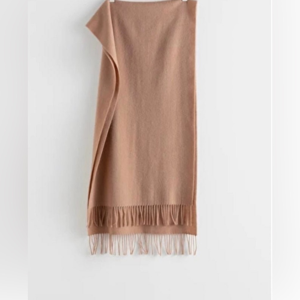 & Other Stories Beige/Camel 100% Wool Fringe Blanket Scarf - Picture 3 of 6